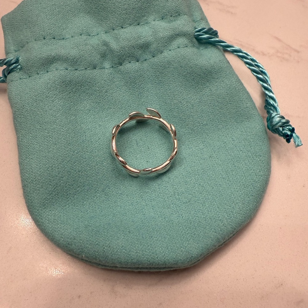 Tiffany & Co. Paloma Picasso Olive Leaf Band Ring - Picture 3 of 5